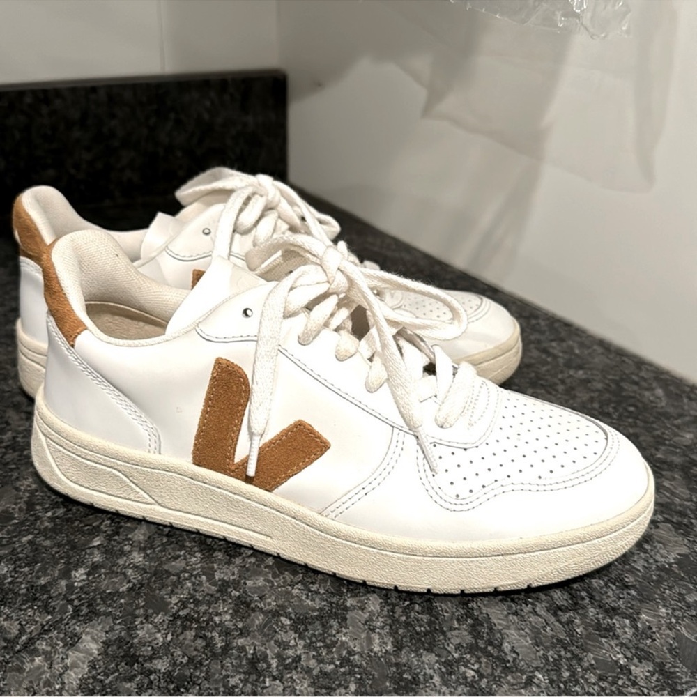 Veja V-10 Leather Sneaker Camel Brown White sz38 US7